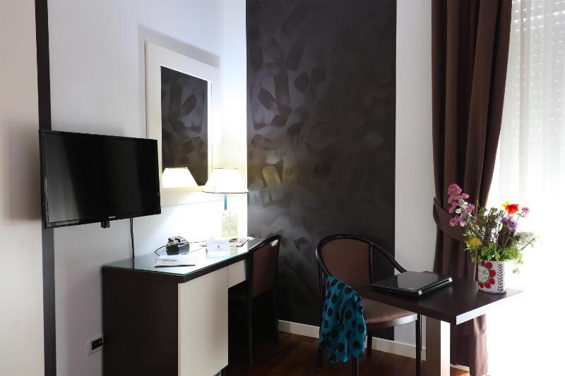 Superior Double or Twin Room with City View image 3