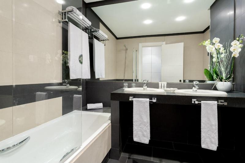 Double Room with Terrace image 4
