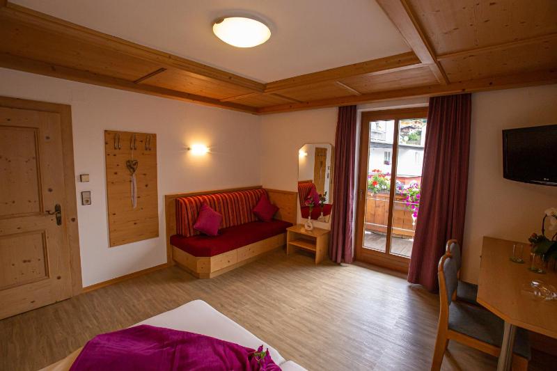 Triple Room with Balcony image 3