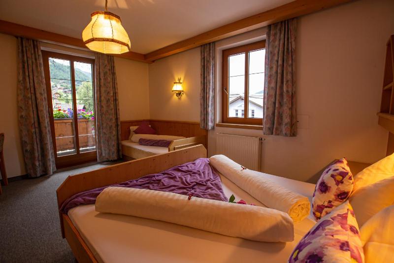 Triple Room with Balcony image 2