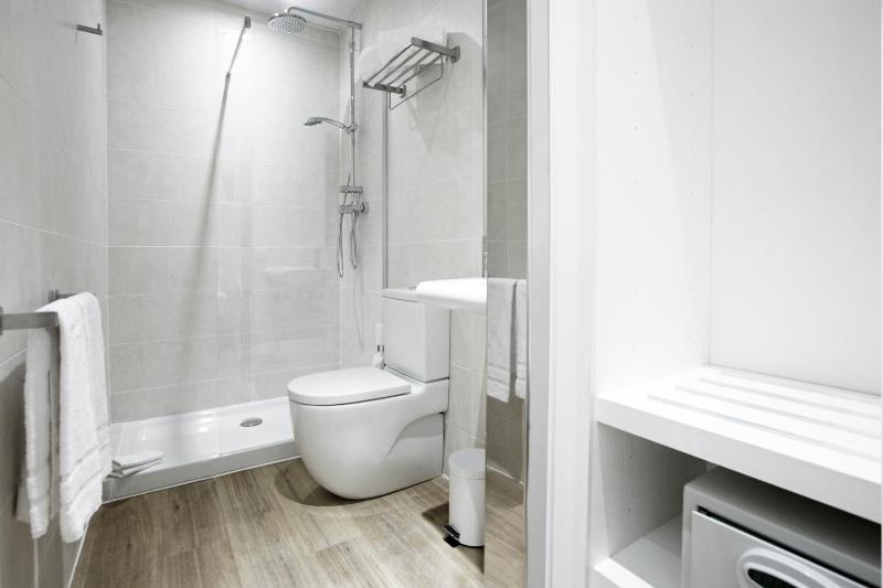 Triple Room with Balcony image 4