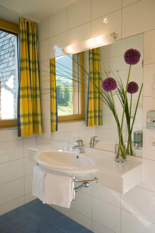 Deluxe One-Bedroom Apartment image 3