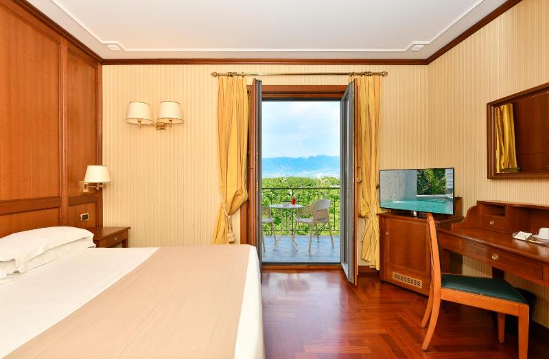 Superior Queen Room image 4