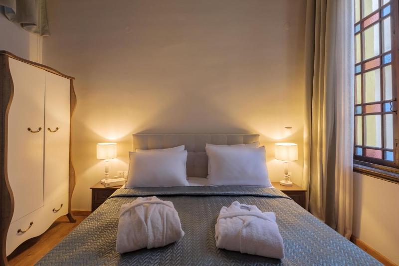 Standard Double Room image 4