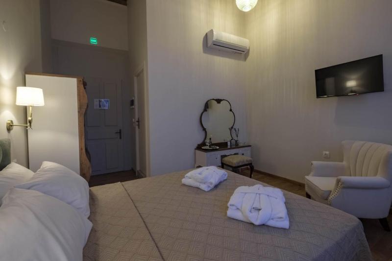 Double Room with Balcony image 3