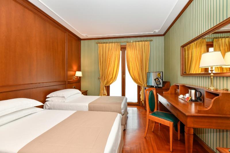 Superior Twin Room image 4