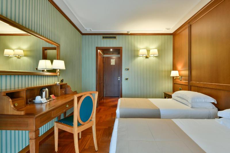 Standard Twin Room image 2
