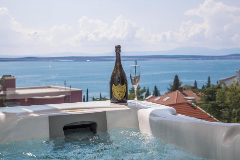 Apartment with Sea View image 1