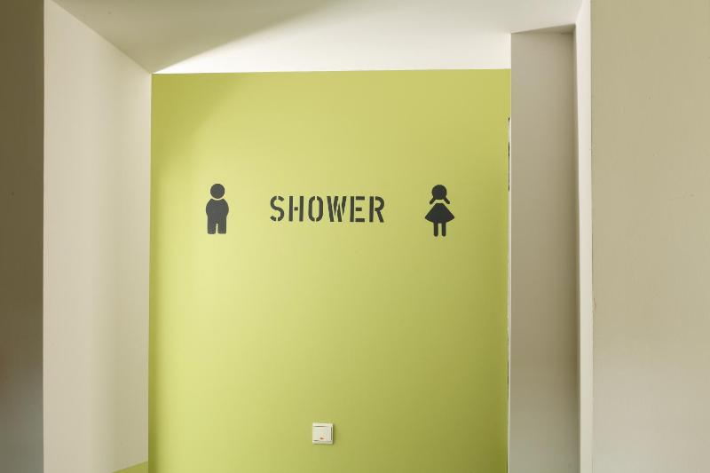 6-Bed Room with Shared Bathroom image 2