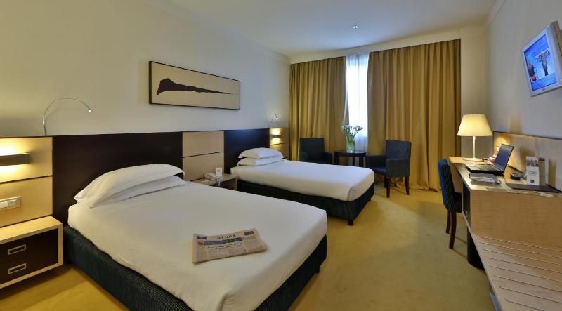 Standard Twin Room image 1