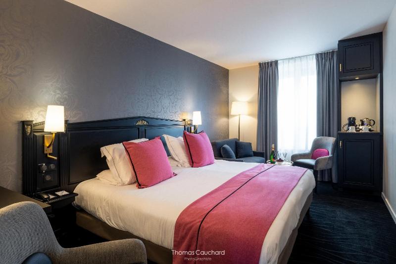 Deluxe Triple Room image 4