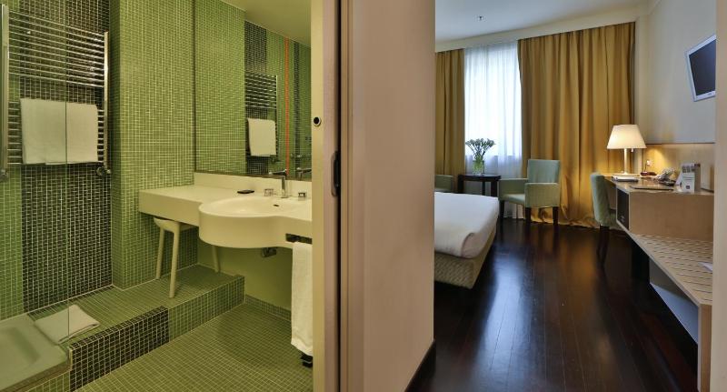 Standard Double Room image 3