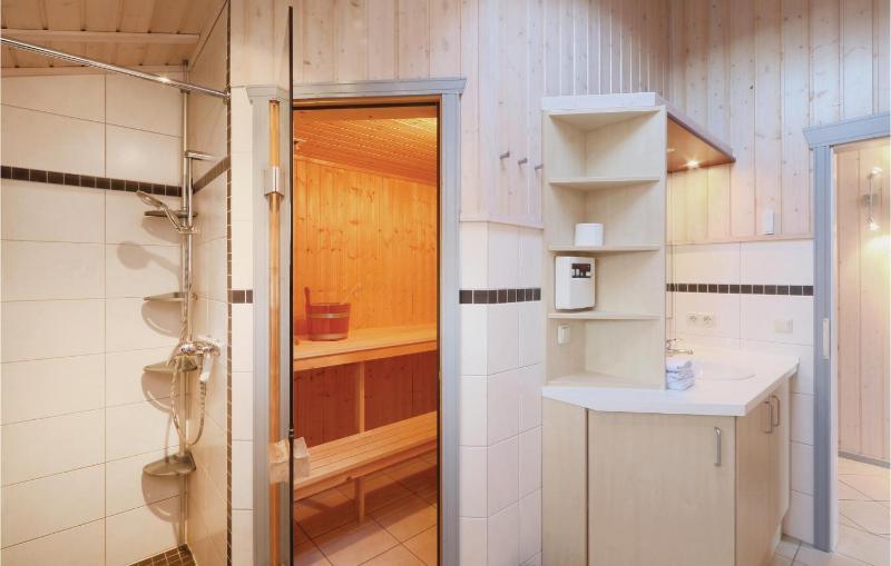 Nice Home In Rechlin With Sauna - image 19