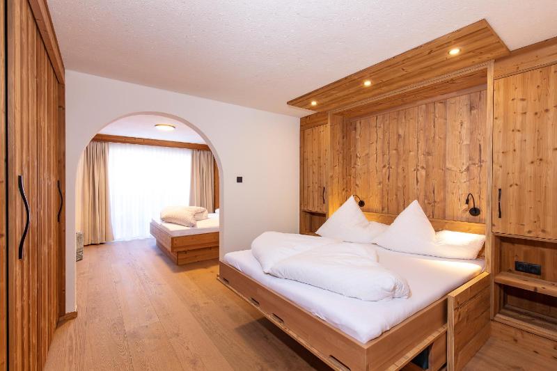 Junior Suite with Mountain View image 3
