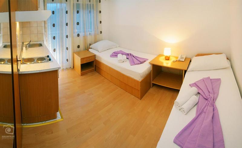 Twin Room image 2