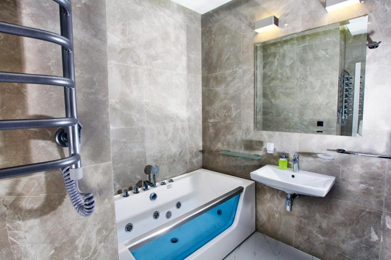 Studio Apartment with Jacuzzi image 4
