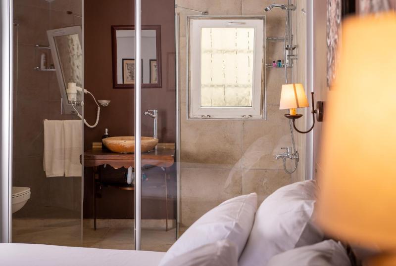 Superior Double Room image 3