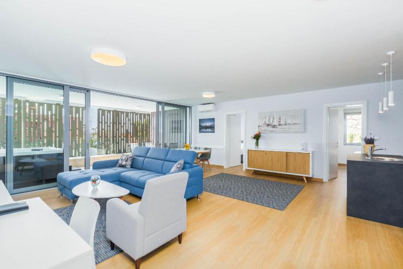 Apartment with Pool View  image 4