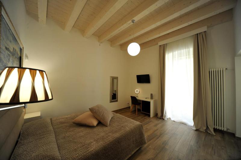 Superior Double or Twin Room with City View image 4