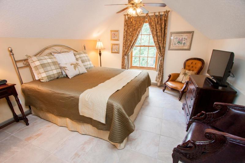 Standard King Room image 2