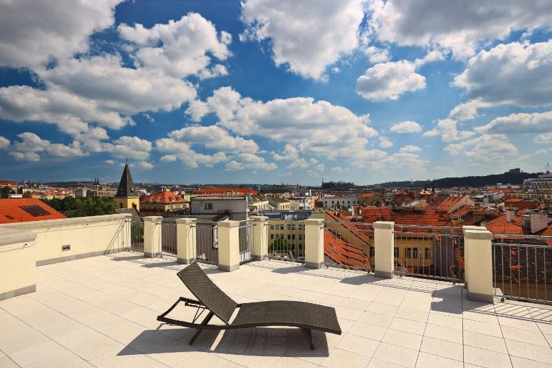 Deluxe Two-Bedroom Apartment with Terrace (4 Adults) image 2