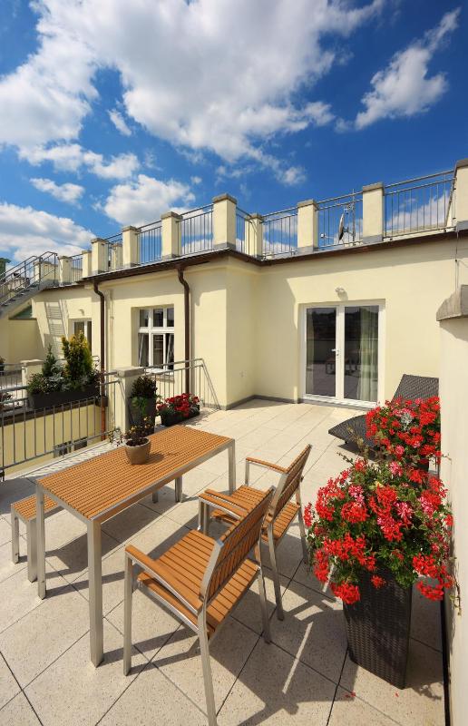 Deluxe Three-Room Apartment with Terrace (4 Adults) image 2