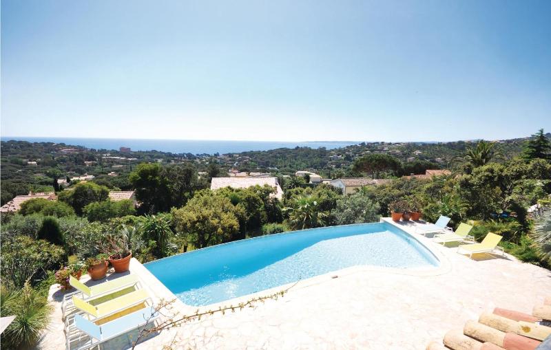 Four-Bedroom Holiday Home image 1