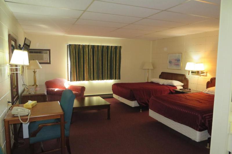 Queen Room with Two Queen Beds image 3