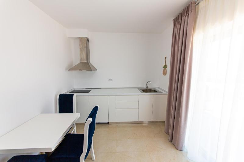 One-Bedroom Apartment with Balcony Sea View - 2nd building image 3