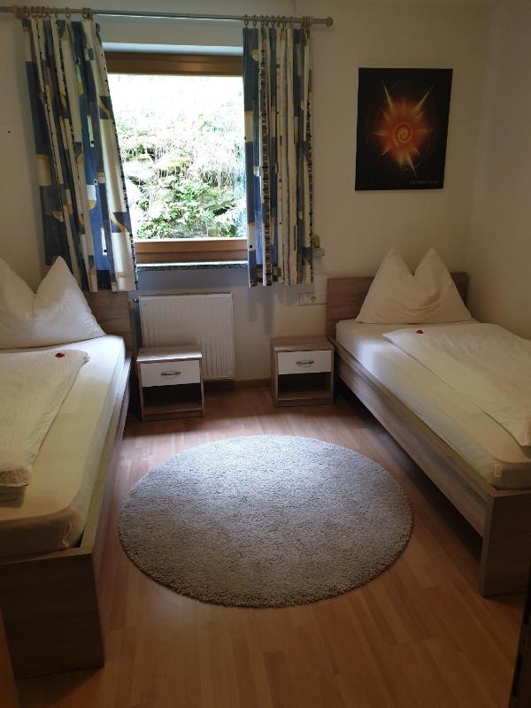 Small Twin Room image 3