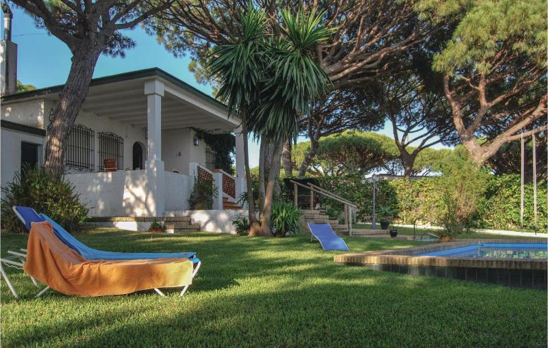 Four-Bedroom Holiday Home image 1