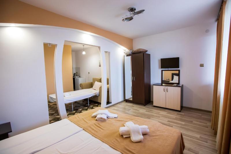 Deluxe Triple Room image 2