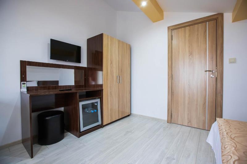 Double Room with Garden View image 3