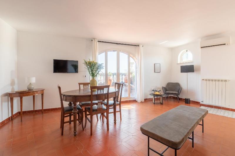 One-Bedroom Apartment image 3