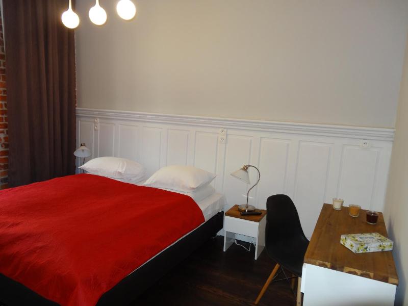Deluxe One-Bedroom Apartment image 2