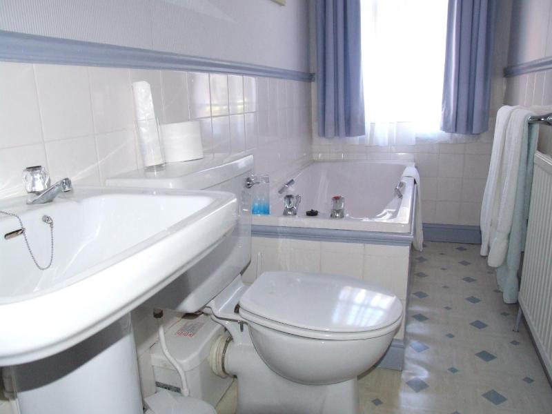 Double Room with Bath image 4