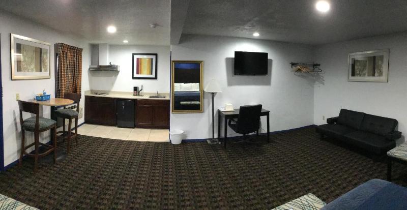 Deluxe Triple Room image 4