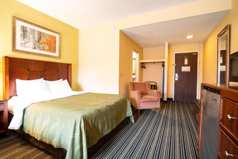 Queen Room - Non-Smoking image 2