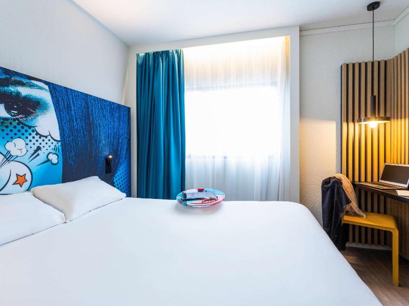 Standard Double Room image 3