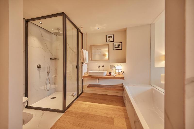 Deluxe Double Room image 3