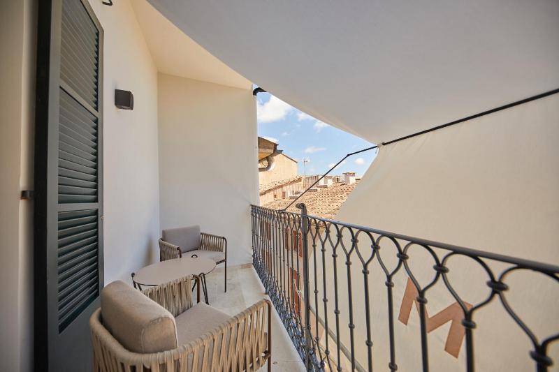 Double Room with Balcony image 4