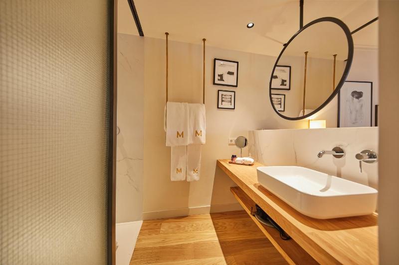 Double Room with Balcony image 2