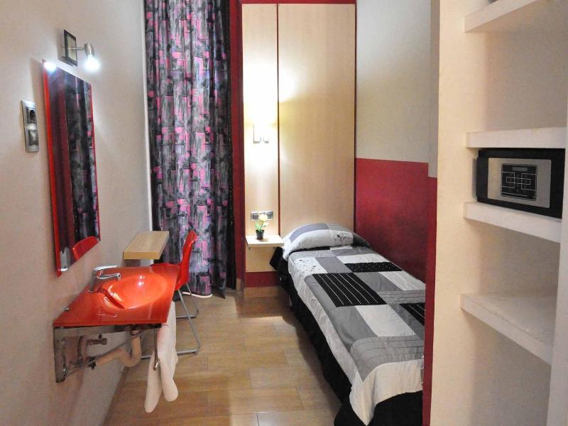 Basic Twin Room with Shared Bathroom image 1