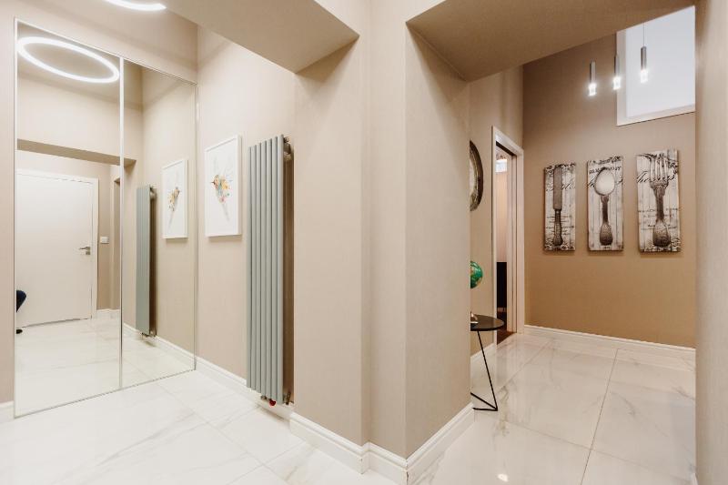 Deluxe One-Bedroom Suite | King-size bed | A/C image 3