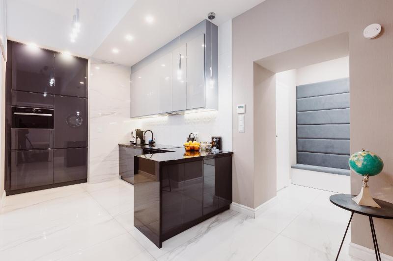 Deluxe One-Bedroom Suite | King-size bed | A/C image 2