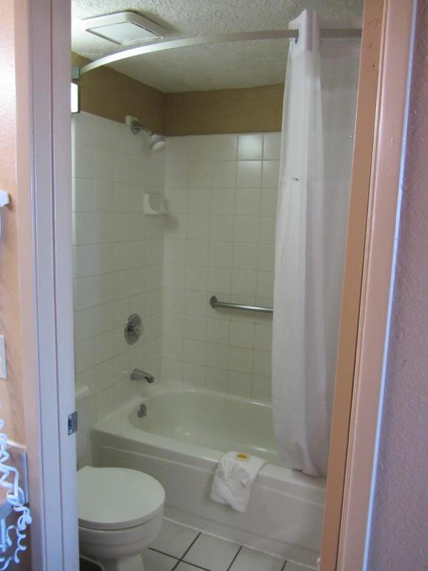 King Room with Roll-in Shower - Mobility Access/Non-Smoking image 3