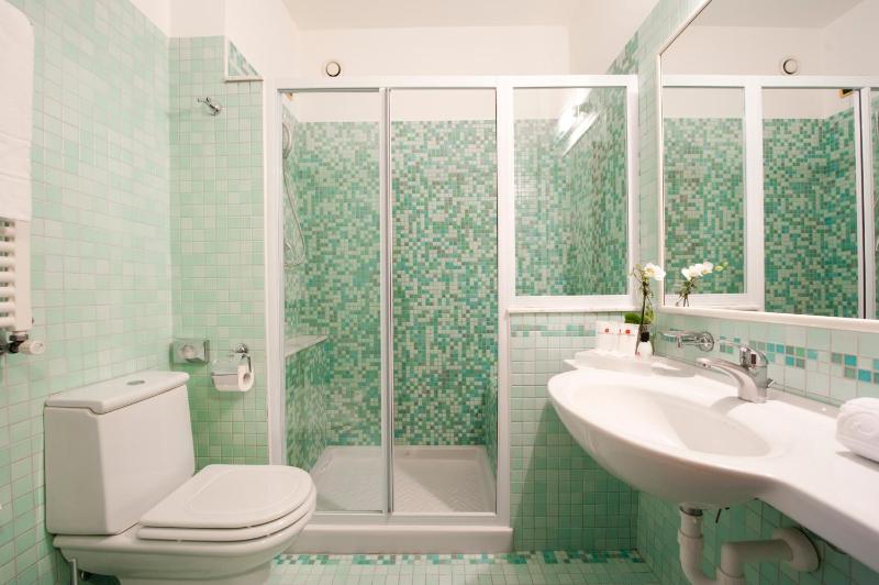 Standard Triple Room image 3