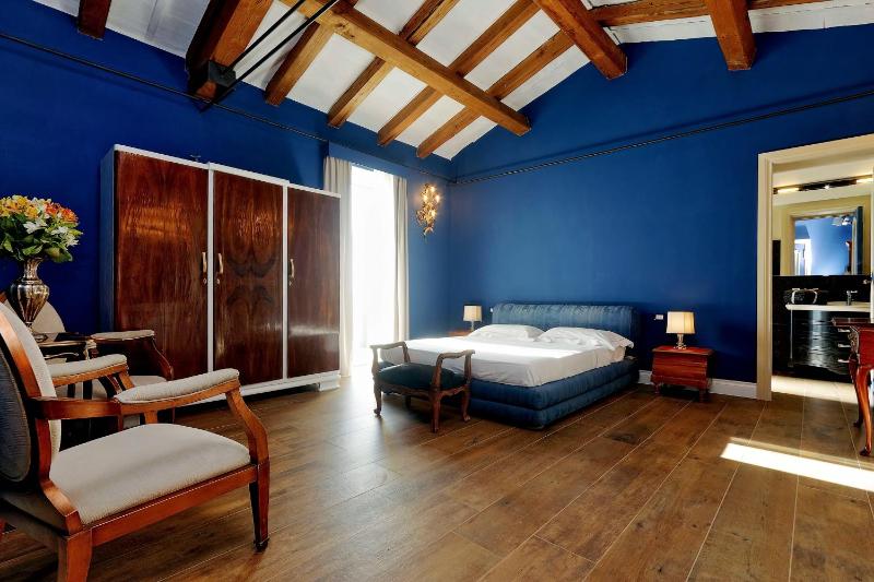 Superior Double Room image 3