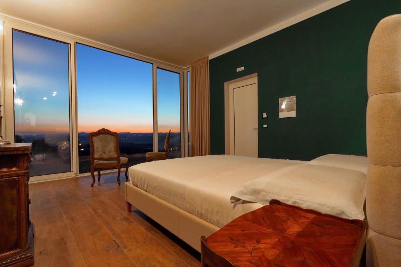 Deluxe Queen Room image 1