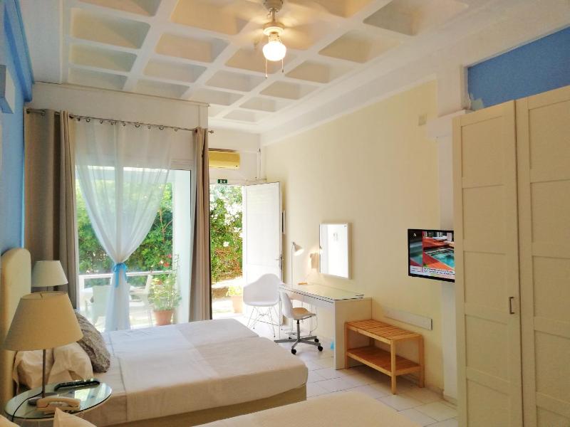 Triple bed studio with garden view image 3